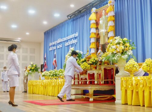 พมจ.พัทลุง ร่วมพิธีวางพานพุ่มถวายราชสักการะพระบาทสมเด็จพระบรมชนกาธิเบศร มหาภูมิพลอดุลยเดชมหาราช บรมนาถบพิตร เนื่องในวันมาตรฐานฝีมือแรงงานแห่งชาติประจำปี 2565