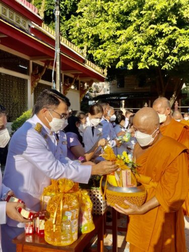 พมจ.พัทลุงพมจ.พัทลุง พร้อมด้วยเจ้าหน้าที่ ร่วมพิธีทำบุญตักบาตรถวายพระราชกุศล เนื่องในโอกาสวันคล้ายวันพระราชสมภพ 2 เมษายน 2565
