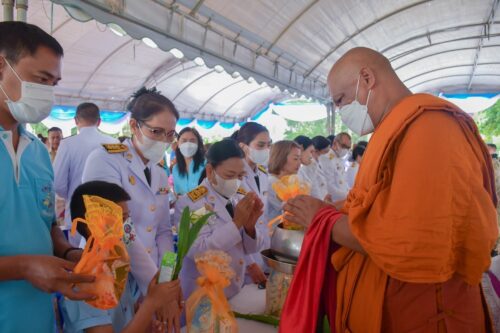 พม.จังหวัดพัทลุง ร่วมพิธีทำบุญตักบาตร เนื่องในพิธีเฉลิมฉลองวาระครบรอบ 100 ปี วันประสูติ สมเด็จพระเจ้าพี่นางเธอ เจ้าฟ้ากัลยาณิวัฒนา กรมหลวงนราธิวาสราชนครินทร์